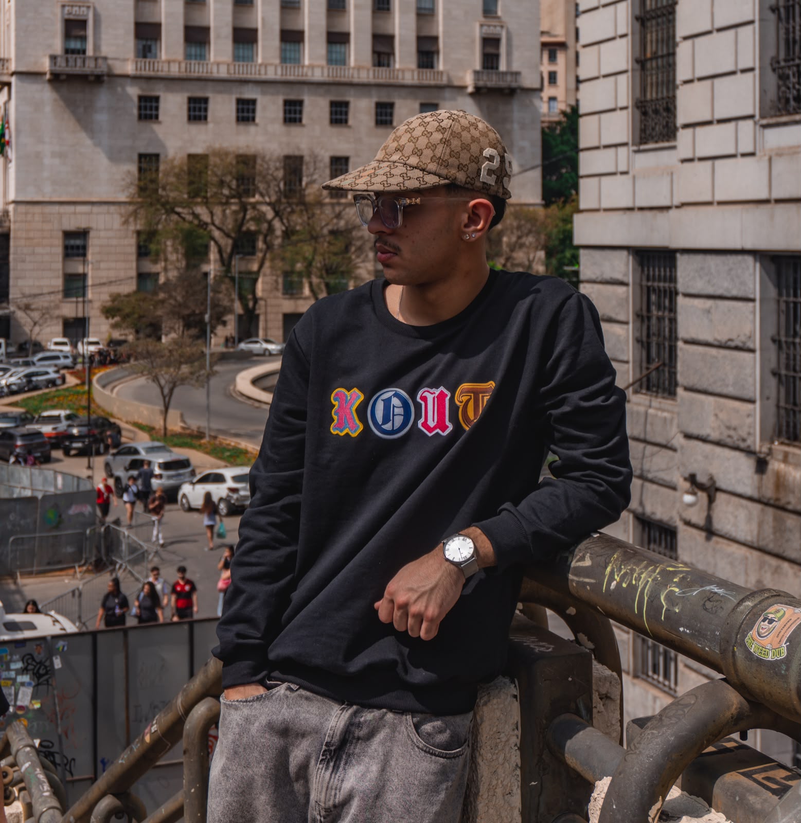 Moletom preto KOUT - verso